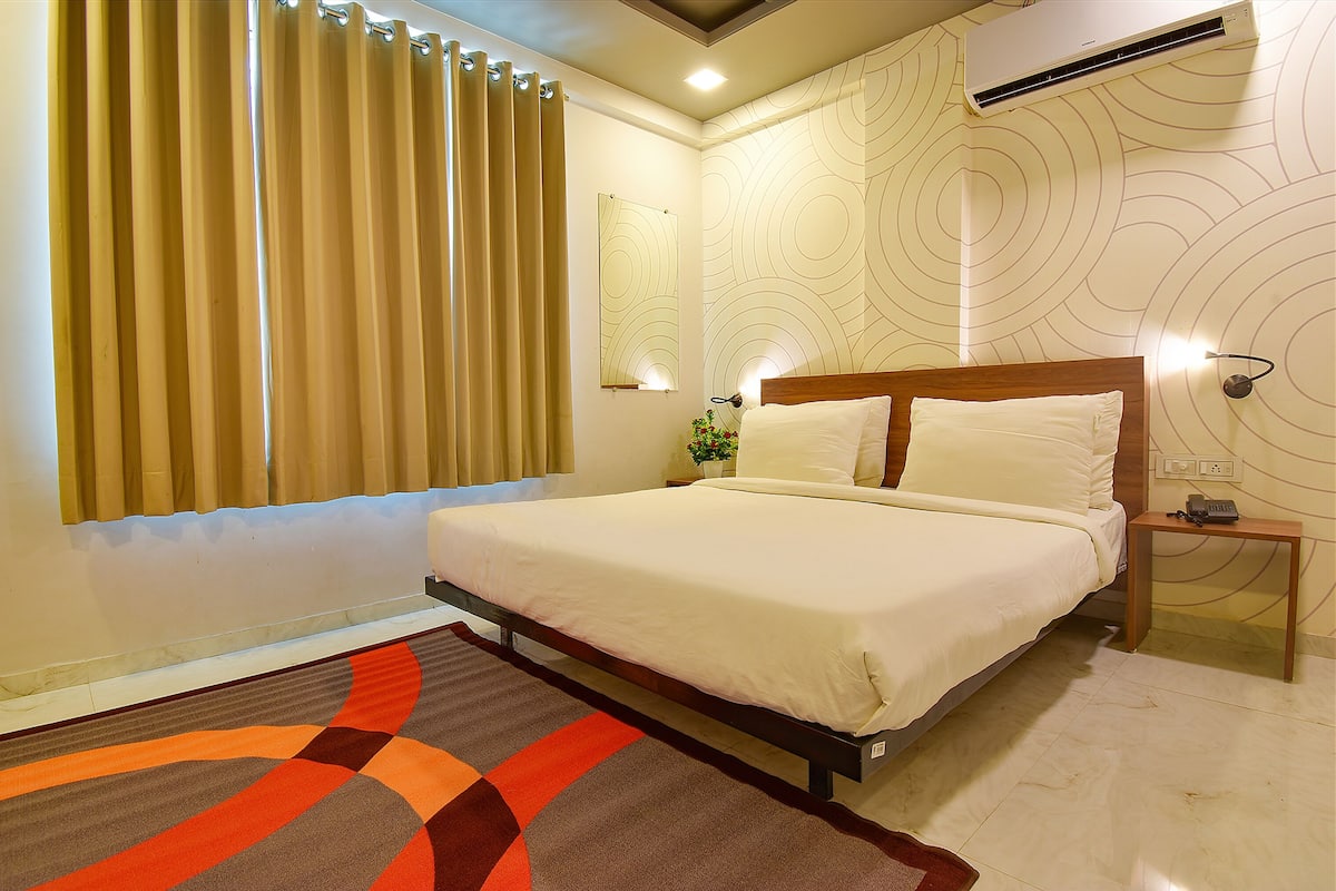 Deluxe Room | Egyptian cotton sheets, premium bedding, in-room safe, desk
