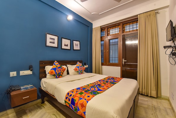 Egyptian cotton sheets, premium bedding, in-room safe, desk
