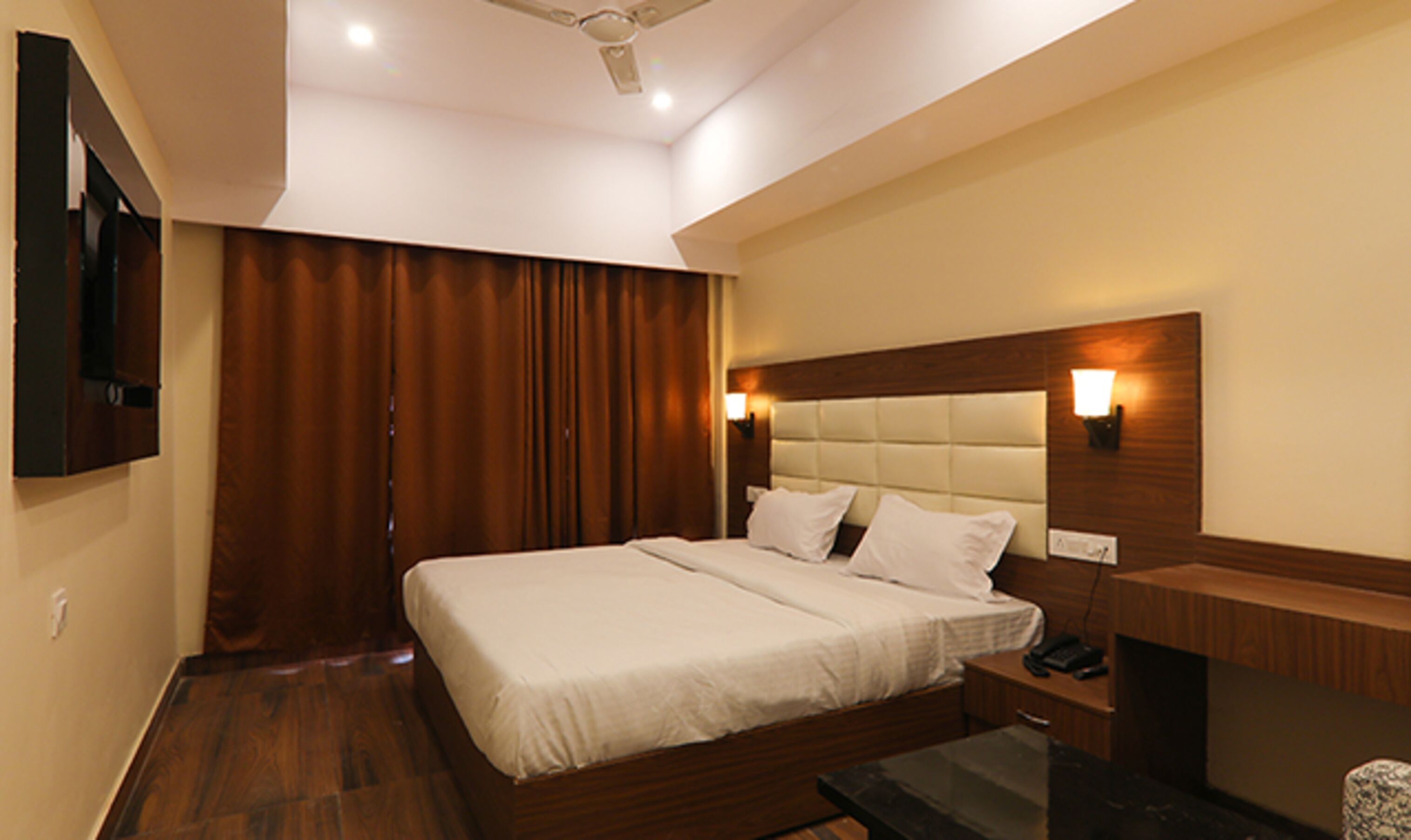 egyptian cotton sheets, premium bedding, in-room safe, desk