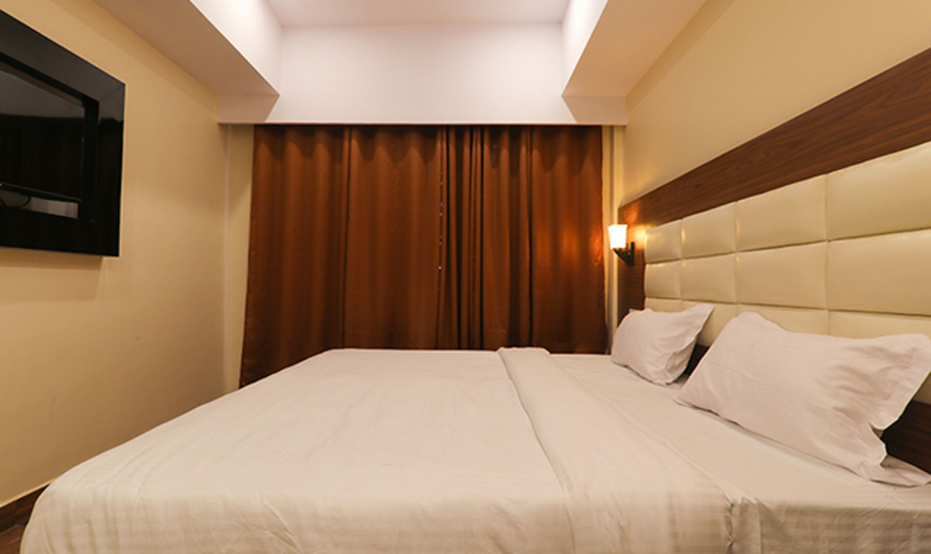 egyptian cotton sheets, premium bedding, in-room safe, desk