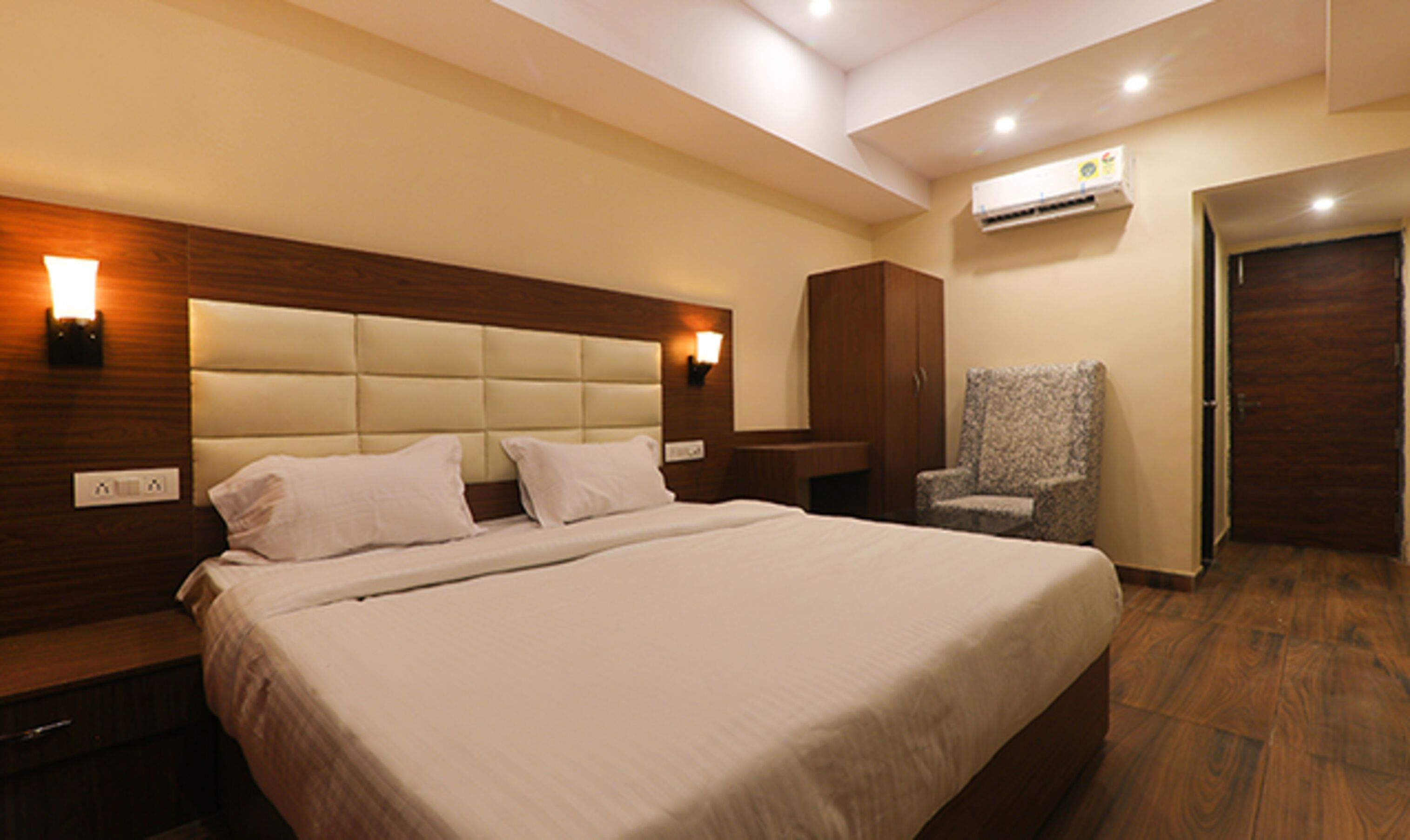 Egyptian cotton sheets, premium bedding, in-room safe, desk