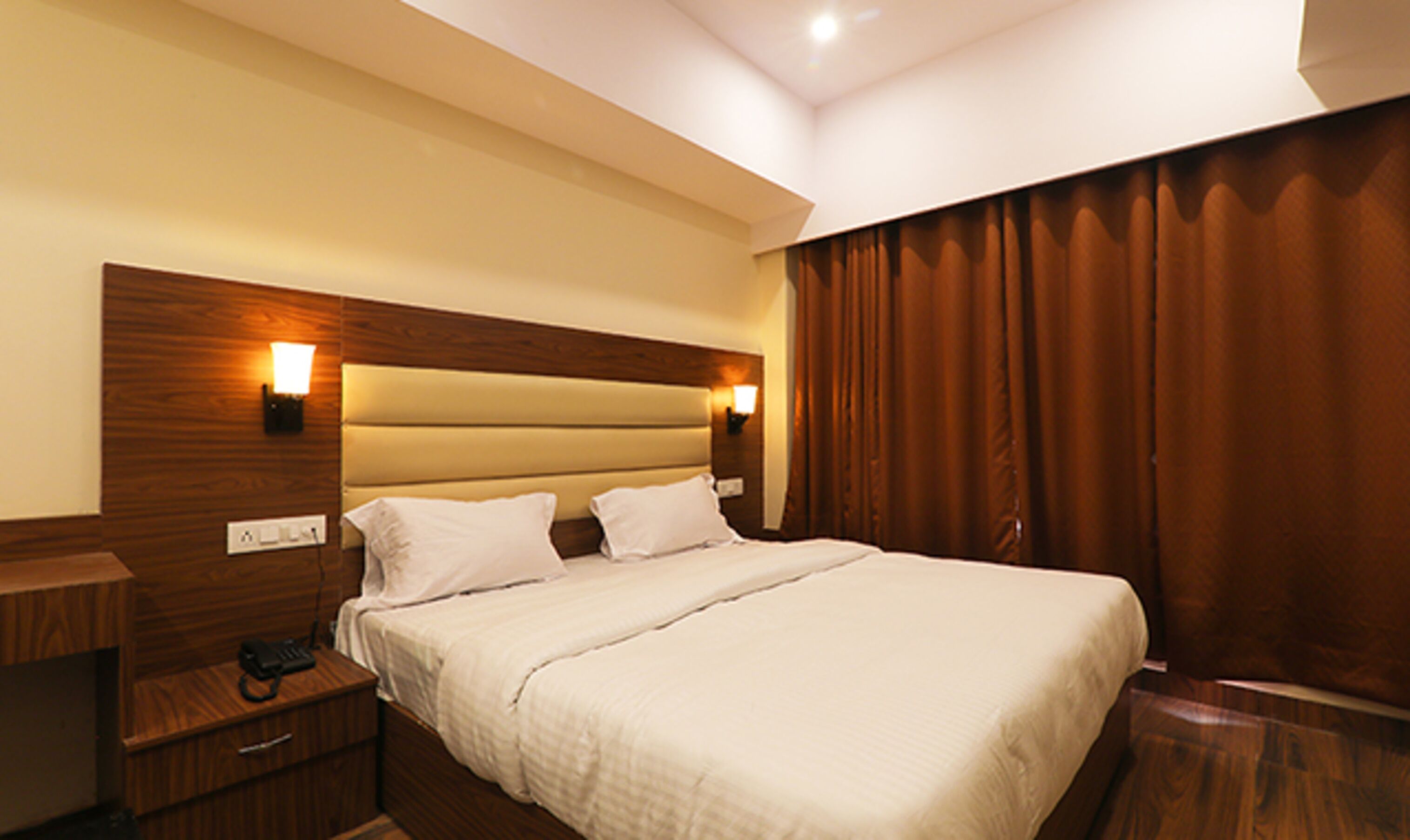 egyptian cotton sheets, premium bedding, in-room safe, desk