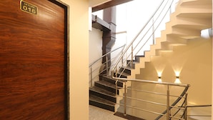 Una puerta de madera con un letrero que dice "SKYLINE 016".