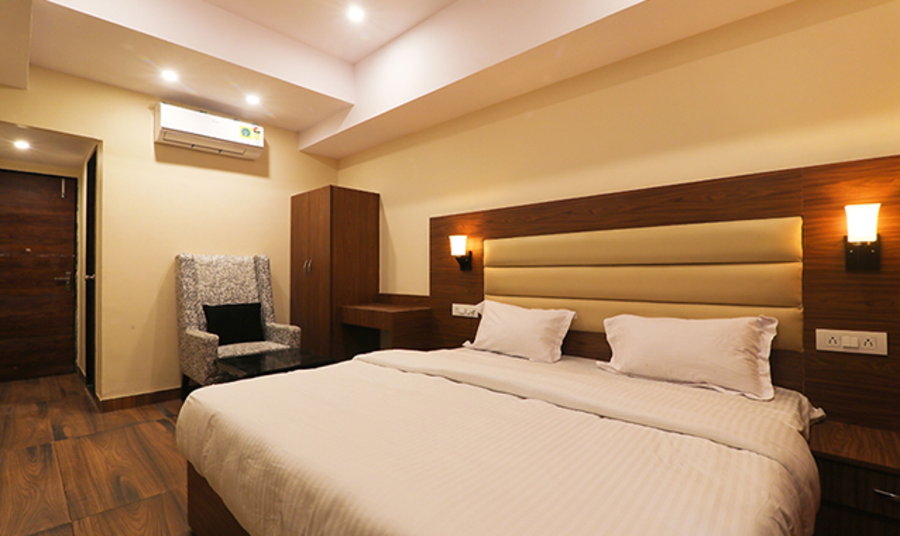 egyptian cotton sheets, premium bedding, in-room safe, desk