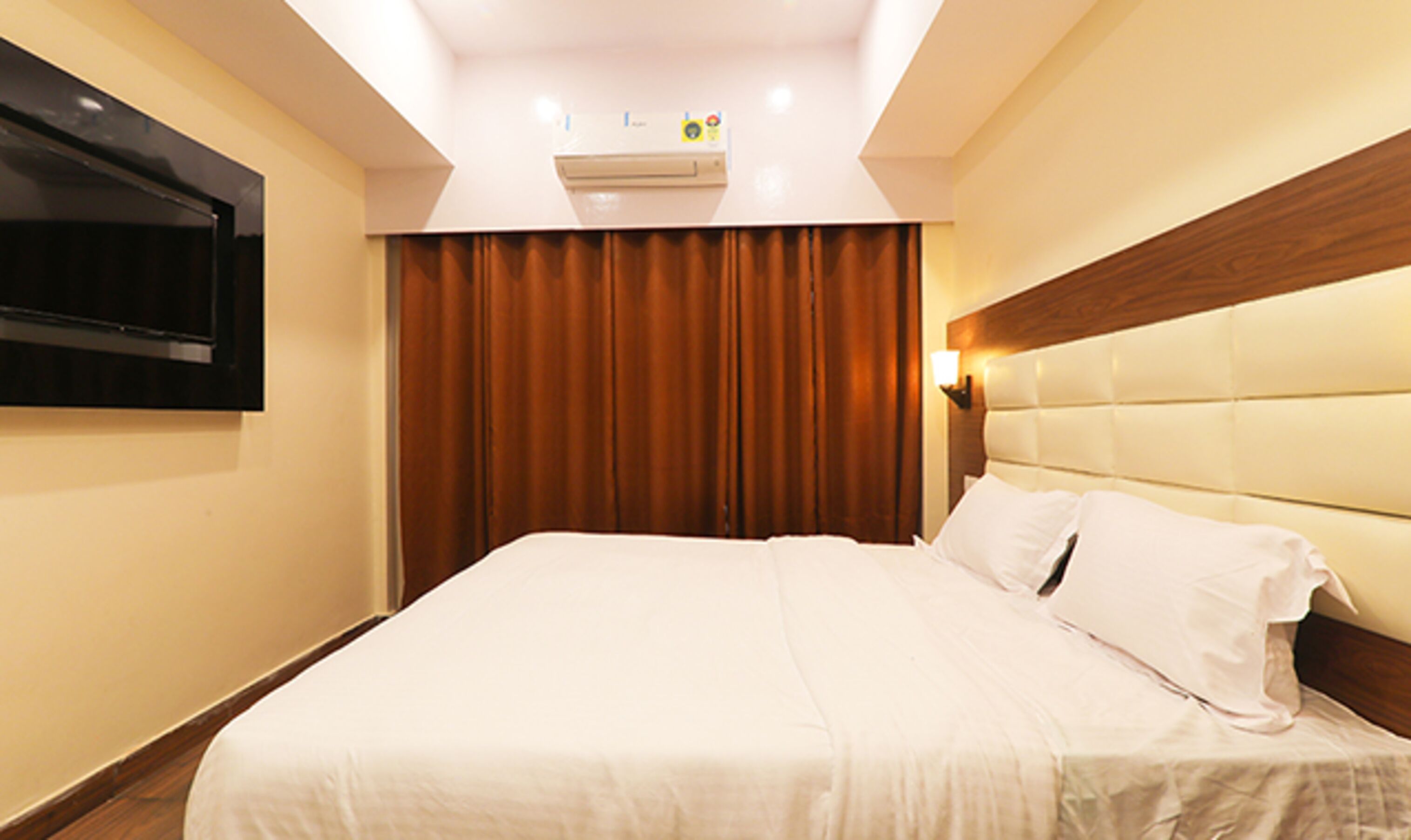 egyptian cotton sheets, premium bedding, in-room safe, desk