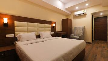 Deluxe Room | Egyptian cotton sheets, premium bedding, in-room safe, desk