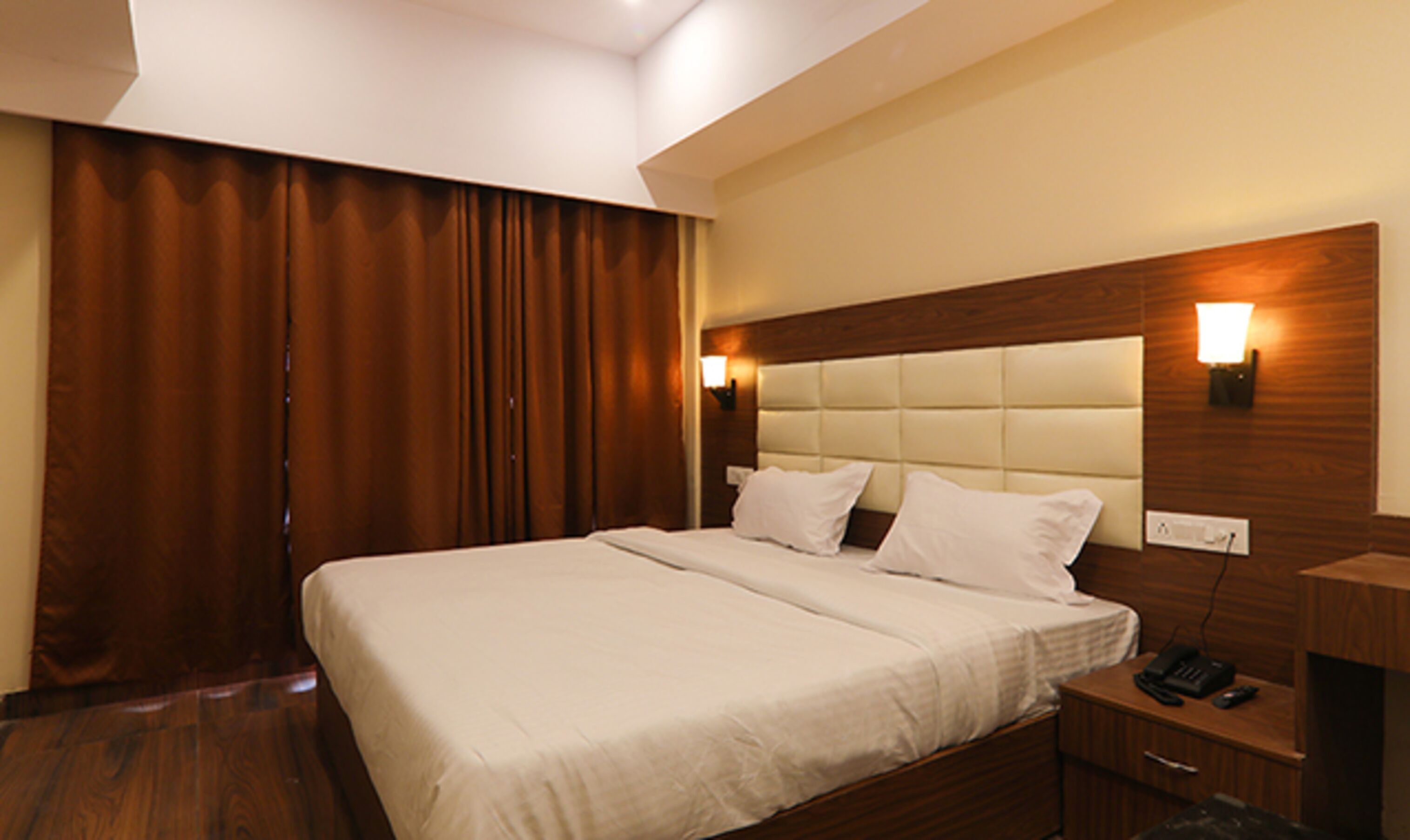 egyptian cotton sheets, premium bedding, in-room safe, desk