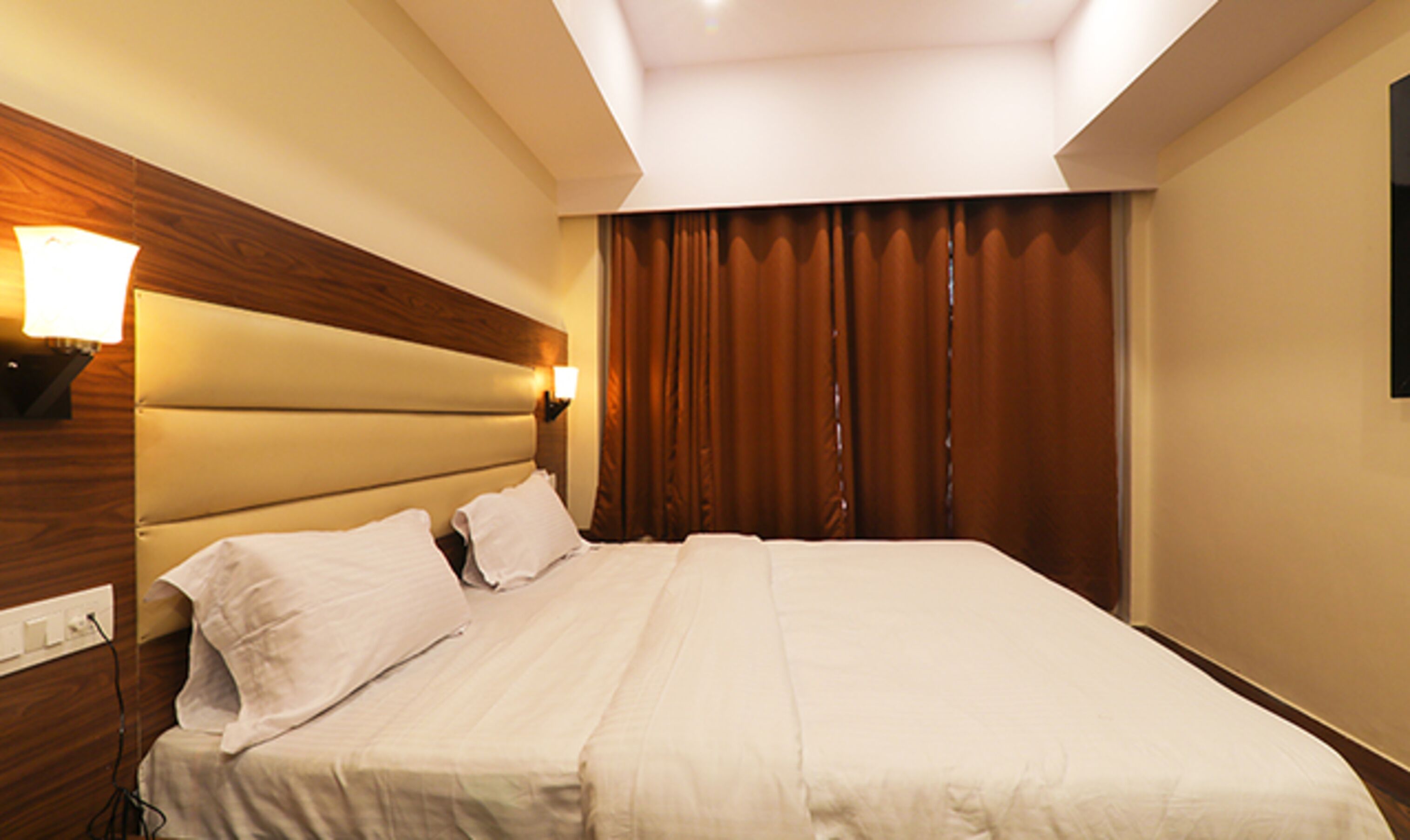 egyptian cotton sheets, premium bedding, in-room safe, desk