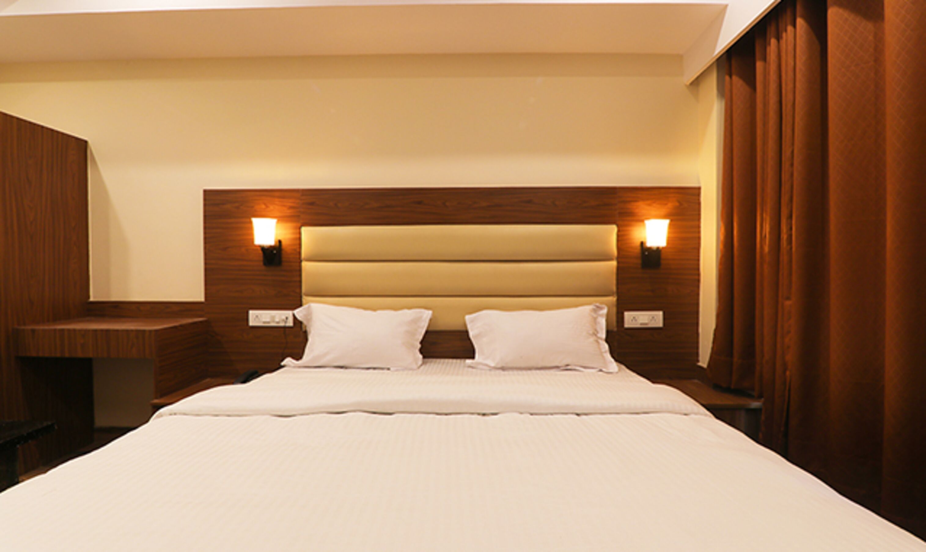 egyptian cotton sheets, premium bedding, in-room safe, desk