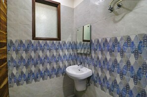 Shower, rainfall showerhead, free toiletries, towels