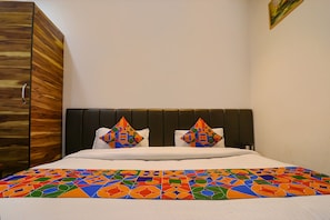 Deluxe Room | Egyptian cotton sheets, premium bedding, in-room safe, desk