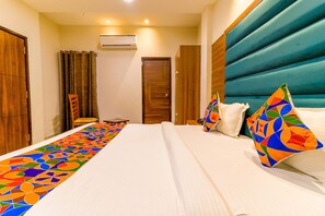Egyptian cotton sheets, premium bedding, in-room safe, desk - FabHotel Golden Velvet (Amritsar)