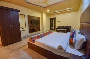 Premium Room | Egyptian cotton sheets, premium bedding, in-room safe, desk - Fabhotel Red Rose (Guwahati)