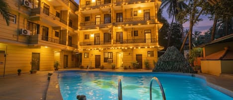 Bar accessible depuis la piscine