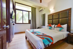 Egyptian cotton sheets, premium bedding, in-room safe, desk