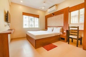 Egyptian cotton sheets, premium bedding, in-room safe, desk