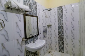 Dusche, Regendusche, kostenlose Toilettenartikel, Handtücher