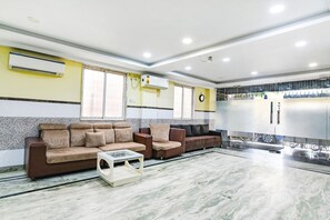 Lobby sitting area - Fabhotel Saltlake Palace (Barasat)