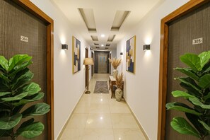 Lobby - FabHotel Dolphin International (New Delhi)