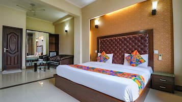 Egyptian cotton sheets, premium bedding, in-room safe, desk