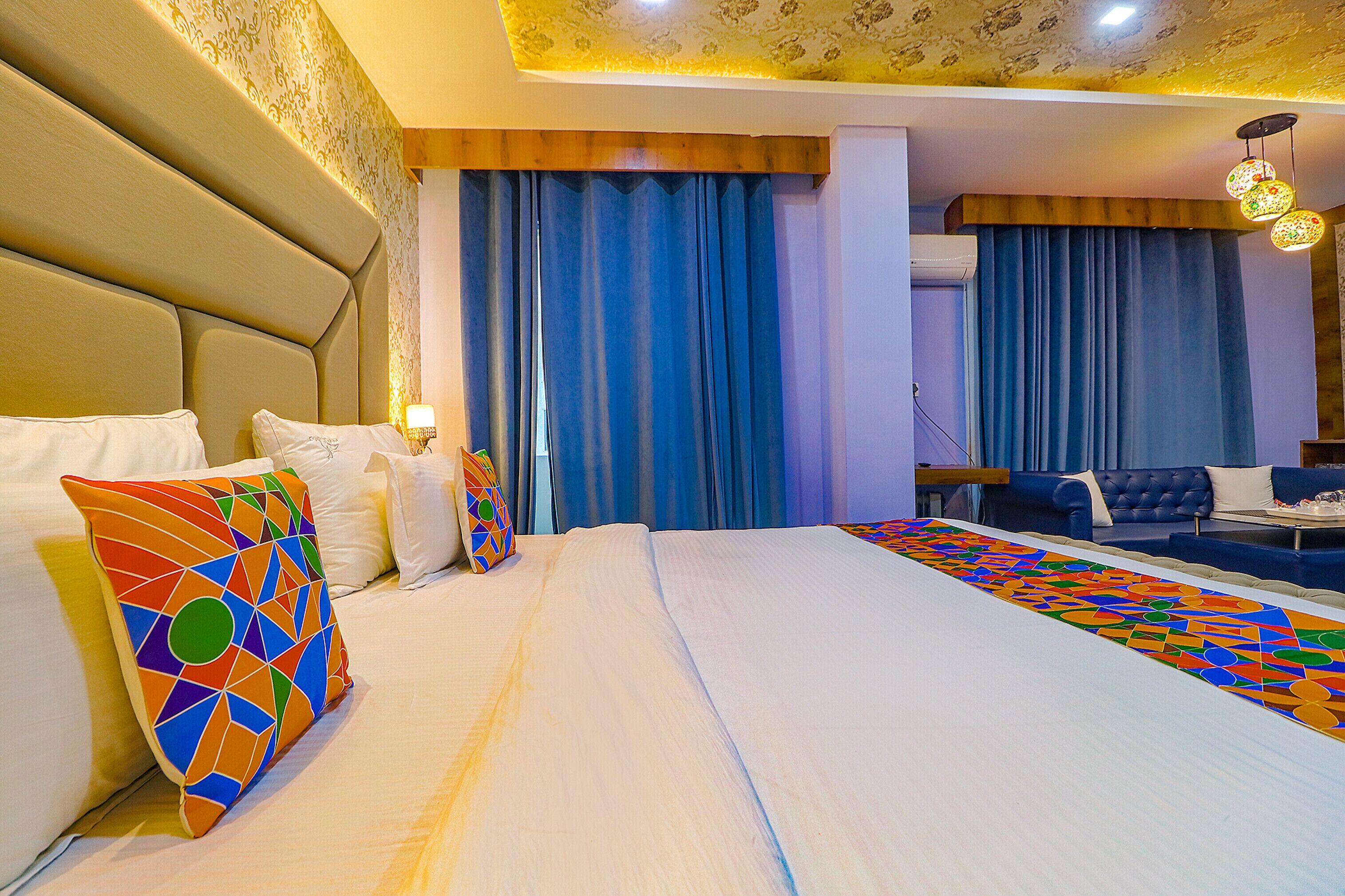 Una habitación de hotel con una cama grande, un sofá y una mesa de comedor.