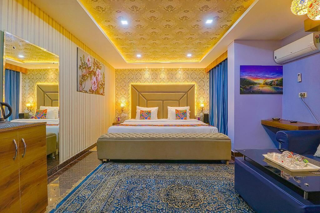 Egyptian cotton sheets, premium bedding, in-room safe, desk