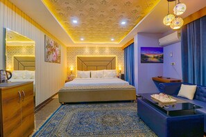 Egyptian cotton sheets, premium bedding, in-room safe, desk