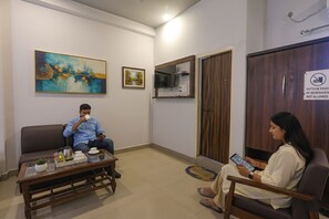 Lobby sitting area - Fabhotel Sr Inn (Lucknow)