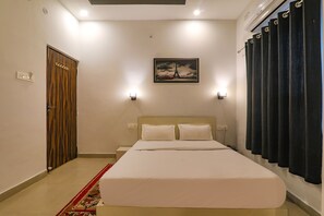 Egyptian cotton sheets, premium bedding, in-room safe, desk - Fabhotel Sr Inn (Lucknow)