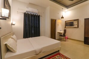Premium Room | Egyptian cotton sheets, premium bedding, in-room safe, desk - Fabhotel Sr Inn (Lucknow)