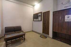 Egyptian cotton sheets, premium bedding, in-room safe, desk - Fabhotel Sr Inn (Lucknow)