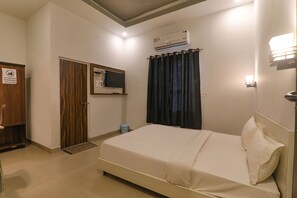 Egyptian cotton sheets, premium bedding, in-room safe, desk - Fabhotel Sr Inn (Lucknow)