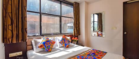 Deluxe Room | Egyptian cotton sheets, premium bedding, in-room safe, desk