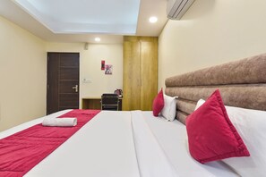 1 bedroom, Egyptian cotton sheets, premium bedding, in-room safe