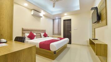 Deluxe Room | Egyptian cotton sheets, premium bedding, in-room safe, desk