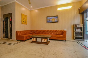 28-inch LCD TV with cable channels, TV - Fabhotel Golden Sunrise Inn (Amritsar)