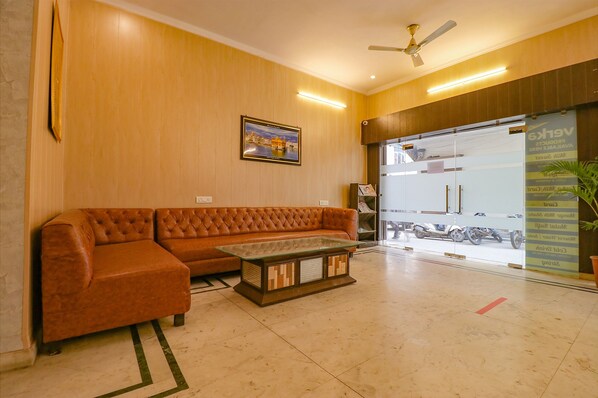 28-inch LCD TV with cable channels, TV - Fabhotel Golden Sunrise Inn (Amritsar)