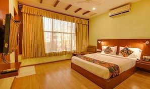 Egyptian cotton sheets, premium bedding, in-room safe, desk