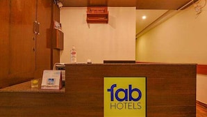 Una recepción con un cartel que indica Fab Hotels.