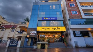 Un hotel con fachada moderna, un llamativo letrero de 'fabHOTELS' y un letrero de 'The BTM' debajo.