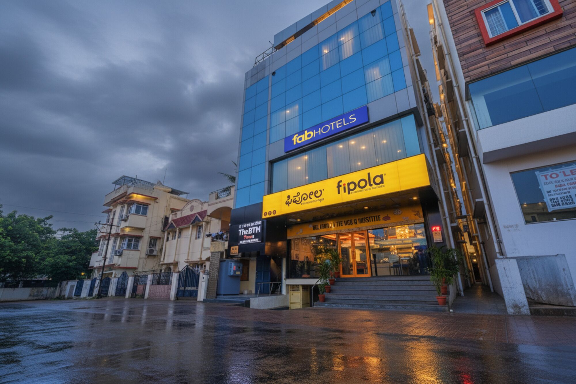 Un hotel con fachada moderna, entrada visible y un letrero que dice 'The BTM'.