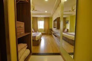Egyptian cotton sheets, premium bedding, in-room safe, desk - Fabhotel Phoenix Resorts (Bengaluru)