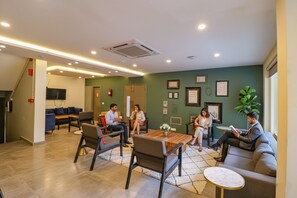 Lobby sitting area - Fabhotel Lord Inn (New Delhi)