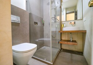 تجهيزات دش، دُش غزير، مستلزمات مجانية للعناية الشخصية، مناشف