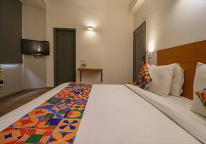 ملاءات من القطن المصري وأغطية فراش متميزة وخزنة داخل الغرفة ومكتب