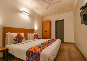 Premium Room | Egyptian cotton sheets, premium bedding, in-room safe, desk - Fabhotel Lord Inn (New Delhi)