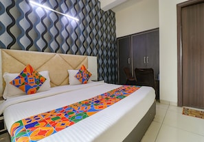Egyptian cotton sheets, premium bedding, in-room safe, desk - Fabhotel K9 (Ludhiana)