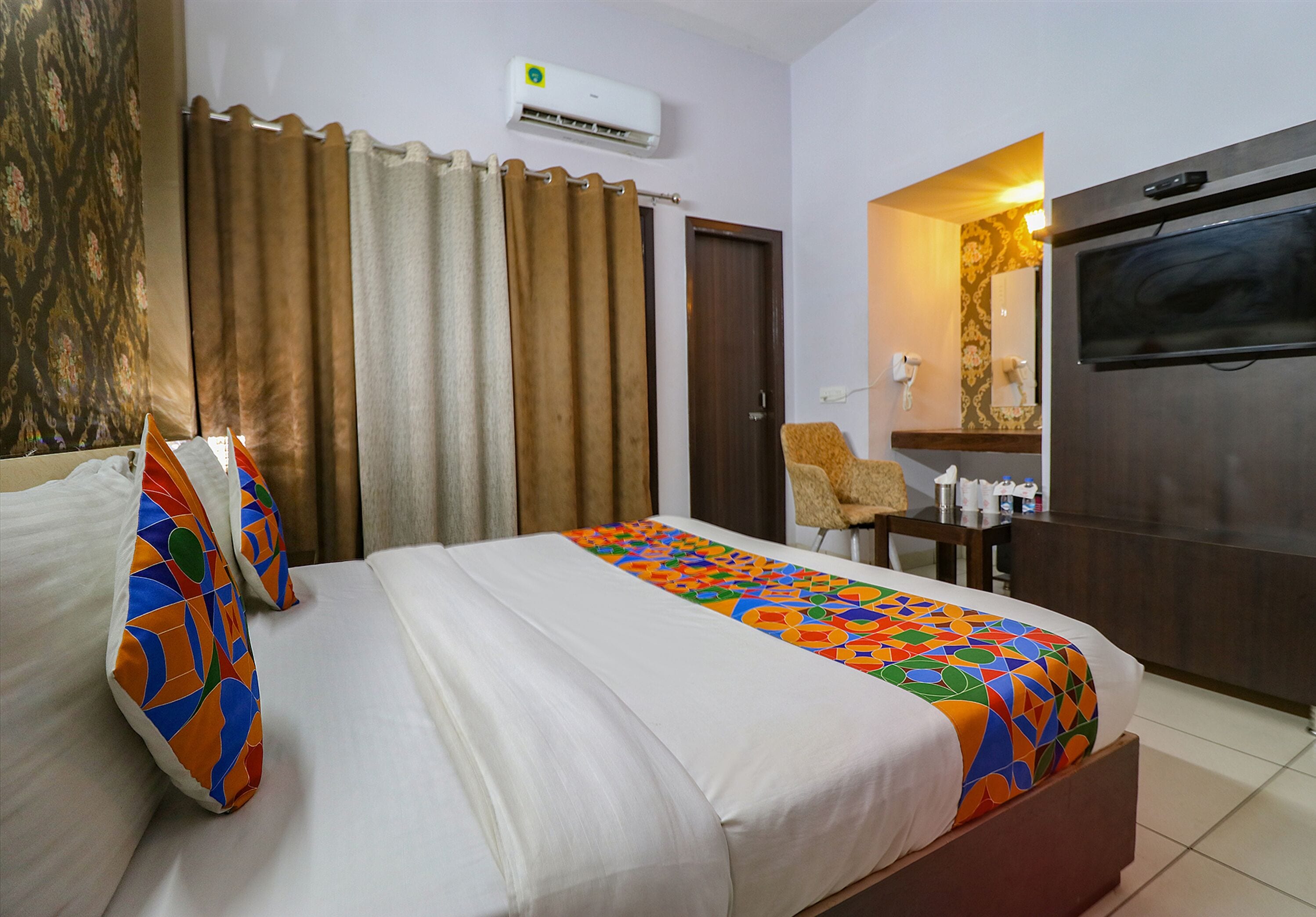 Egyptian cotton sheets, premium bedding, in-room safe, desk