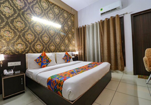 Premium Room | Egyptian cotton sheets, premium bedding, in-room safe, desk