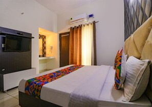 Egyptian cotton sheets, premium bedding, in-room safe, desk - Fabhotel K9 (Ludhiana)